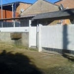 Casa/Sobrado 4 Dormitórios na Zona Sul de Porto Alegre. Casa com Varanda, Sacada, 1 Suíte, 2 Dormitórios, Sala de Estar, Cozinha, Banheiro Social, Área de Lazer com Churrasqueira, Piscina e Garagem Co