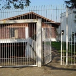 CASA COM PEÇAS AMPLAS, LIVING 3 AMBIENTES, SALA JANTAR SEPARADA. NECESSITA SER ATUALIZADA, ESTÁ TODA ORIGINAL. TERRENO EM DECLIVE COM FRENTE PARA DUAS RUAS, LUIS VOELCKER E ARAPONGA.  PART INFERIOR SI