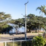 Apartamento de alto padrão, no melhor bairro da Zona Sul de Porto Alegre, a Vila Assunção,  Possui 3 suítes, sendo 1 máster, com 4 vagas de garagem, sacada com vista para o Guaíba. O Enseada Vila Assu