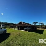 Sítio com 2 Hectares, com casa de 2 dormitórios, sala, cozinha, área de serviço e banheiro social, além de garagem coberta e churrasqueira! Conta também com lindo açude em meio a muita natureza e árvo