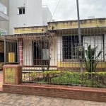 Casa em terreno de 12x30m em excelente localização comercial.