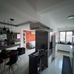 Apartamento à venda com 3 dormitórios e uma vaga dupla coberta com depósito. Com uma área total de 81m², este apartamento oferece uma sala de estar aconchegante com lareira e uma cozinha equipada com 