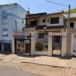 Excelente e ampla casa de 4 quartos, sendo uma suíte, no bairro Santo Antônio. A casa possui uma sala de estar com lareira, lavabo e piso de madeira em excelente estado. A sala de jantar é integrada à