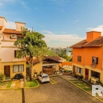 Excelente casa em condomínio com 3 dormitórios, sendo 1 deles suíte e uma vaga, próximo a Av. Saturnino de Brito no bairro Jardim Sabará em Porto Alegre. Imóvel com 3 andares, excelente orientação sol