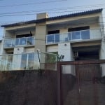 Casa principal 3 dormitórios sendo uma suíte,  living enorme com lareira e uma sacada ampla para rua, gabinete, lavabo, sala de jantar, cozinha, área fechada com churrasqueira. No primeiro andar os do