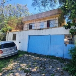 Casa enorme (Financia!) no alto do bairro Santa Tereza, 5 dormitórios sendo 1 suíte, living amplo, 3 banheiros sociais, copa cozinha, área de serviço, lavanderia, parte da frente com terraço, 4 vagas 