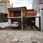 Casa com 5 quartos, 2 suítes, 4 vagas de garagem, no bairro Santana, Porto Alegre/RS    &lt;BR&gt;&lt;BR&gt;A casa foi estrategicamente dividida em dois apartamentos, cada um com duas vagas de garagem