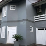 Casa 3 dormitórios sendo 1 suíte em  piso laminado, sala estar e jantar ampla, cozinha espaçosa e lavanderia separado, garagem para dois carros cobertos com churrasqueira e pátio amplo com piscina  e 