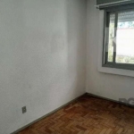 Vende-se apartamento de 01 dormitório, ensolarado em condomínio com elevador. &lt;BR&gt;Cozinha com armários  e área de serviço separada, 01 banheiro social, piso parquet e aberturas em madeira. Com p