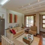 Casa de Alto Padrão na Vila Ipiranga&lt;BR&gt;&lt;BR&gt;Explore esta impressionante casa de 256 m² com 4 dormitórios, incluindo 1 suíte, no bairro Vila Ipiranga, Porto Alegre. A propriedade destaca-se