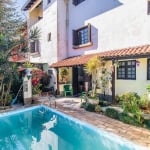 Casa 334 m², três andares, no térreo temos uma living de estar com saída para piscina, living de jantar, lareira, hall de entrada, lavabo, uma cozinha espaçosa e arejada com dispensa.  &lt;BR&gt;No pr