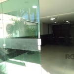 Sala comercial para locação, no bairro Higienópolis, com piso novo em porcelanato e teto rebaixado com gesso, semi-mobiliada com 6 cadeiras cavalletti, 2 aparelhos de ar condicionado Split, 1 banheiro