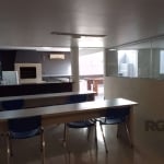 Sala comercial para locação, no bairro Higienópolis, diferenciada, com amplo espaço com churrasqueira, mesas com cadeiras, teto solar e bancada com pia que possibilita instalação de refeitório. A área