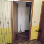 Edifício  com porteiro eletrônico , elevador , salão de festas com churrasqueira  , apartamento  DE FTE com 02 dormitorios , sala integrada com cozinha , area de serviços com espera para maquina lavar