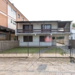 Ampla residência, com 481,85m²,  conta com 7 dormitórios, sendo 02 suítes, sala de estar e jantar com conceito aberto, sacada, churrasqueira, área de serviço separada, garagem coberta para 4 carros, a