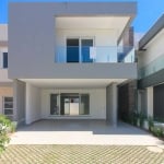 Casa em condomínio no bairro Ipanema com 3 suítes, sendo uma suite master com hidromassagem e closet, garagem coberta para 2 carros, amplo living com lareira, cozinha com ilha gourmet, área de serviço