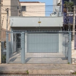 Excelente casa térrea  reformada.&lt;BR&gt; Possui tres  dormitórios, duas suítes, com jardim de inverno e um lavabo.&lt;BR&gt; Sala integrada com a garagem,&lt;BR&gt; Cozinha ampla com churrasqueira.