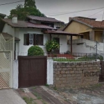 Casa de 2 dormitórios, sendo um no térreo e outro no andar superior com terraço, no bairro Partenon, com vaga de garagem fechada para até 4 carros e espaço externo que pode ser usado para estacionar. 