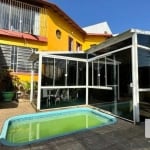 À venda no bairro Vila Ipiranga, esta belíssima casa combina conforto e elegância, destacando-se pela piscina e amplo jardim, ideais para momentos de lazer ao ar livre. &lt;BR&gt;&lt;BR&gt;Com um layo