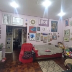 Vende  apartamento térreo com 84m² úteis e ótima localização,  living dois ambientes, 4 dormitórios transformado em 3 sendo um suíte, piso parquet, pátio.&lt;BR&gt;&lt;BR&gt;Condomínio oferece: Portar