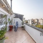 Ótima cobertura duplex no bairro Tristeza, com 149m² privativos, de 2 dormitórios e vaga. Possui no andar inferior: ampla sala com sacada, 2 dormitórios, banheiro social, cozinha americana mobiliada. 