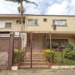 Casa com 3 dormitórios, sendo 1 deles suíte, no coração do Jardim Lindóia.&lt;BR&gt;Primeiro pavimento composto por hall de entrada, living integrado com 2 ambientes, ampla sala de jantar, possui um e