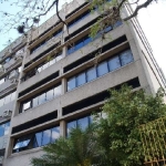 SALA COMERCIAL - Imóvel com 24,08 m2, 1 lavabo, piso laminado branco, posição de meio, 2º andar (pavimento 3), elevador, portaria. Localizado nas imediações da Av Assis Brasil.