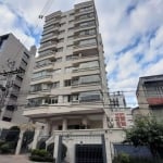 Apartamento para locação com 03 dormitórios, 02 banheiros e 02 vagas no Moinhos de Vento. O apartamento é mobiliado, tem 97m², 03 dormitórios, sendo 01 suíte, 02 banheiros (social e suíte), cozinha co