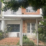 Maravilhosa casa, com 2 pavimentos,  290 m2 privativos, próximo ao Hospital de Clinicas e Zaffari da Cabral. 3 Dormitórios, (2 dormitórios com sacada ), banheiro social, living, estar intimo, lavabo, 