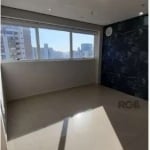 Sala Comercial em área nobre de Porto Alegre (Menino Deus) com uma vaga de estacionamento, 2 salas de reuniões, espaço Gourmet, terraço para confraternizações, 2 elevadores, portaria, segurança 24h, a