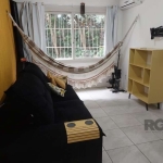 Ótimo apartamento reformado e MOBILIADO, fundos, com 50m² privativos, de 1 dormitório. Possui sala ampla com lareira, 1 dormitório espaçoso, banheiro com box de vidro e ventilação natural, cozinha ame