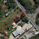 TERRENO PLANO COM LEVE DECLIVE - CERCADO / MURADO - BEM LOCALIZADO - MEDINDO 14,00m DE FRENTE POR 250,00m DA FRENTE AO FUNDO - TOTALIZANDO 3.500.00m2 - OBS: POSSUI UMA CASA DE ALVENARIA COM 106,00m2 N