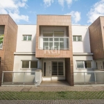 CASA em condomínio com 3 suítes, 250m², 3 andares. &lt;BR&gt;Primeiro piso: Garagem para 3 carros cobertos, lavanderia, depósito e dependência completa. &lt;BR&gt;Segundo piso: Sala de estar e jantar,