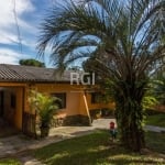 Casa localizada na zona sul de Porto alegre, 2 dormitórios amplos, sala de estar, sala de jantar, cozinha grande, banheiro, lavanderia, areá.&lt;BR&gt;Uma casa ótima, lugar calmo. Pátio com arvores fr