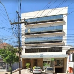 Sala comercial em localização privilegiada, próximo ao Hospital Militar, no Bairro Floresta, com 1 banheiro, copa/cozinha, 63m², 4º andar, de frente. Sala  com dois ambientes, divisória de vidro, e ba