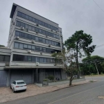 Sala comercial reformada na Barão de Cerro Largo com a Padre Cacique, com 59 m² privativos, distribuídos em dois ambientes com split e um banheiro, e duas vagas de garagem. Prédio com elevador, portar