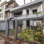 Vende casa de 3 dormitorios ,&lt;BR&gt; com ótima localização no bairro Rio Branco, próximo ao Hospital de Clínicas. Casa com 3 dormitórios, sendo 1 suíte máster com hidro e sacada, living com 2 ambie