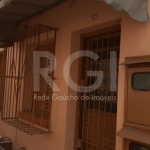 Casa em condominioi fechado ,semi mobiliada com um quarto, podendo ser dividido em dois espaços, localizado no andar superior, com área de lavanderia, tanque, churrasqueira e banheiro.  No andar térre