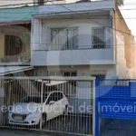 Predial vende casa com 4 dormitórios, copa-cozinha, living para 2 ambientes, sala de estar e sala de jantar, gabinete, dormitório  de casal com sacada de frente para a Joaquim Nabuco. Amplo pátio nos 