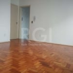 Apartamento  studio /jk grande de fundos silencioso, desocupado, quarto e sala conjugados, banheiro social, cozinha e área de serviço fechada. Prédio pequeno sem elevador, condomínio baixo.&lt;BR&gt;A