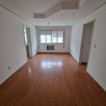 Apartamento bem localizado a poucos metros da avenida Ipiranga.&lt;BR&gt;Apartamento de frente, com amplo living para 02 ambientes, cozinha com móveis sob medida e área de serviço. Dependência de empr