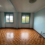 Excelente apartamento do condomínio Jardim Zona Sul. Originalmente de 3 quartos, hoje transformado em 2 quartos com sala ampliada. &lt;BR&gt;Cozinha com armário de pia e lavanderia separada. &lt;BR&gt