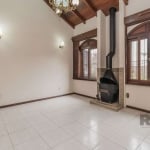 Excelente casa com 287m² privativos no bairro Jardim Itu! O imóvel é composto por amplo living para dois ambientes com lareira, lavabo, escritório, 5 dormitórios sendo 1 suíte com hidromassagem e saca