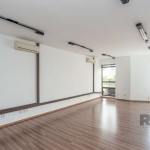 Sala comercial com aproximadamente 33m² no bairro Menino Deus.&lt;BR&gt;&lt;BR&gt;Imóvel recentemente pintado, frente, piso laminado, 1 banheiro e 1 vaga de garagem coberta.&lt;BR&gt;&lt;BR&gt;Condomí