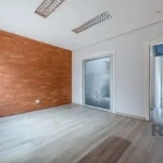 Casa com área útil aproximada de 198m², piso laminado, 08 salas, 02 lavabos, 01 banheiro, cozinha, terraço, jardim de inverno e pátio. &lt;BR&gt;Estacionamento terceirizado em frente ao imóvel. Entre 