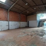 Prédio comercial, seguro, com 110m2 para setor administrativo, (hall de distribuição e ou descarga, 2 salas, um mezanino, 2 banheiros, cozinha) integrado a 189m2 com pé direito de 6m, ótimo para distr