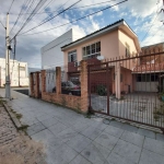 Casa ampla com 3 dormitórios e 3 vagas de garagem, bem localizada em frente à praça no bairro Restinga. Excelente para famílias que buscam espaço. Possibilidade de abrir comércio no local. Não perca e