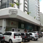 Libertas Imobiliária aluga loja comercial no 5ª Avenida Center no bairro Moinhos de Vento.&lt;BR&gt;&lt;BR&gt;Loja situada próxima à porta de entrada, dispõe de mezanino, 1 banheiro, ampla vitrine, me