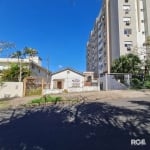 EXCELENTE TERRENO COM PEQUENO DECLIVE EM RUA CALMA ENTRE A AV. IPIRANGA E BENTO GONÇALVES - MEDIDAS 11,10 X 42,50 - POSSUI UM ESTUDO DE VIABILIDADE PARA PRÉDIO COM 16 APTOS - SENDO 07 APTOS 02 DORMITÓ