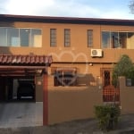 Casa com dois pisos,4 dormitórios. No térreo, dois dormitórios com amplo living e cozinha diferenciada. No piso superior , outros dois dormitórios ,living e cozinha . Entradas independentes, garagem p